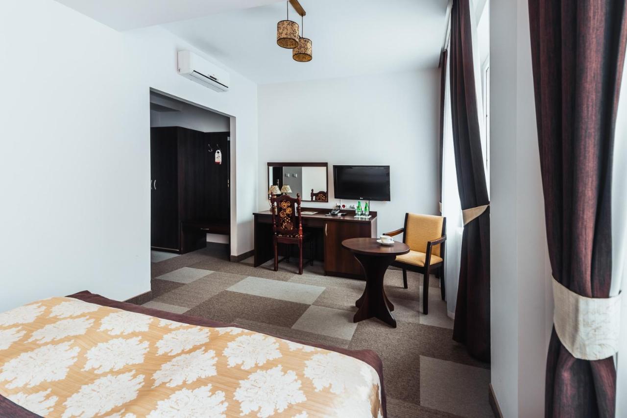 Dwor Dwikozy Hotel Exterior foto