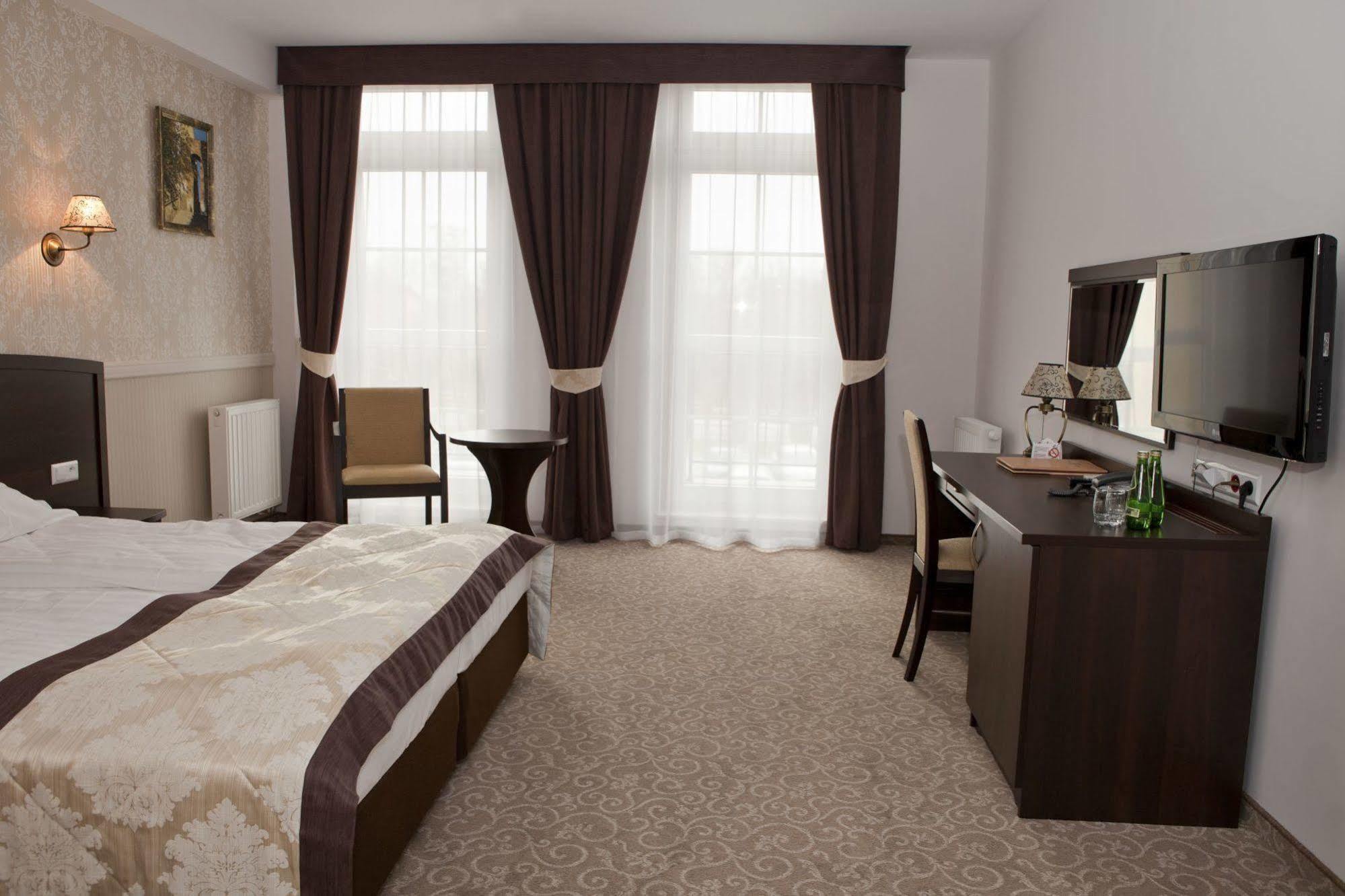 Dwor Dwikozy Hotel Exterior foto
